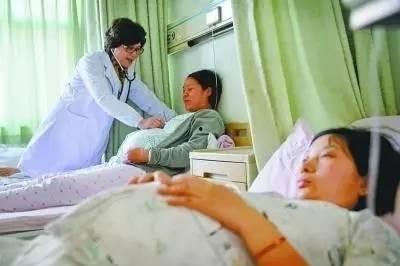 外国产妇跪地生产视频